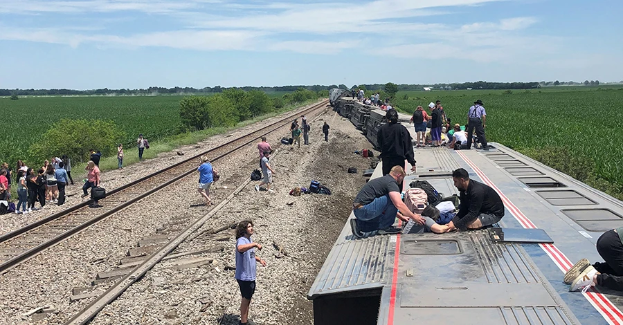 В США поезд сошел с рельсов после столкновения с грузовиком