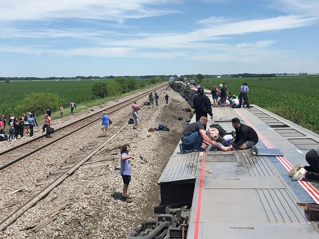 У США потяг зійшов з рейок після зіткнення з вантажівкою 