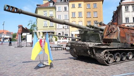 В Варшаве показали подбитые в Украине российские танки 