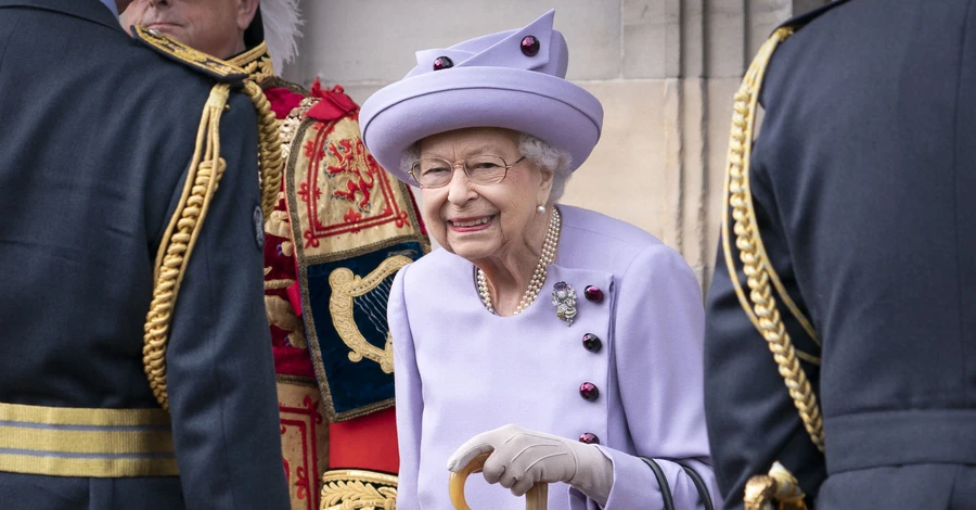 Королева Єлизавета II змінила два яскраві образи під час візиту до Шотландії