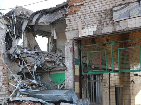 В Днепре под завалами разрушенной российской ракетой СТО обнаружили тела погибших
