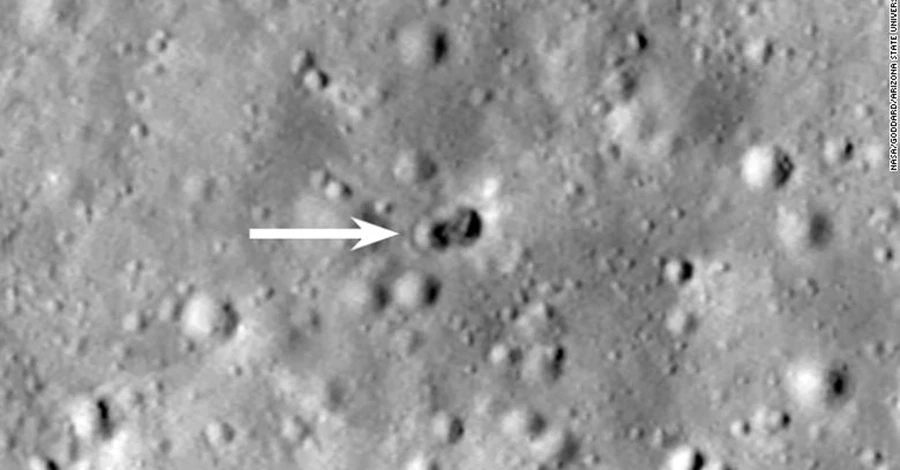 На Місяці після удару ракетою з'явився великий подвійний кратер