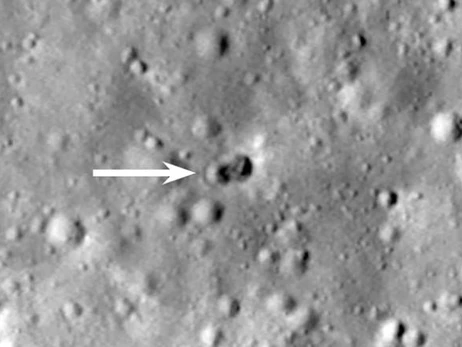 На Луне после удара ракетой появился большой двойной кратер
