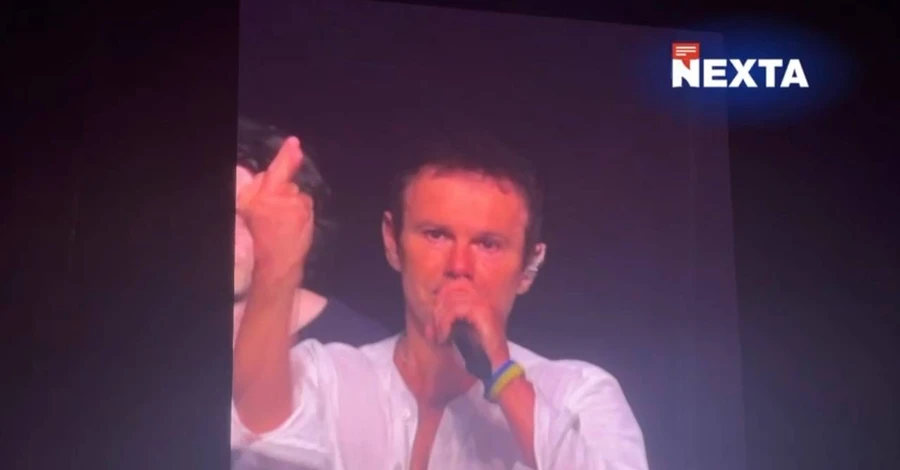 На концерте в Варшаве Вакарчук показал средний палец России и спел на польском