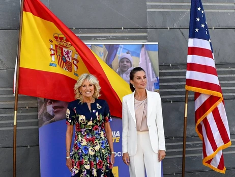 Джилл Байден та королева Іспанії Летиція зустрілися з українськими біженцями в Мадриді