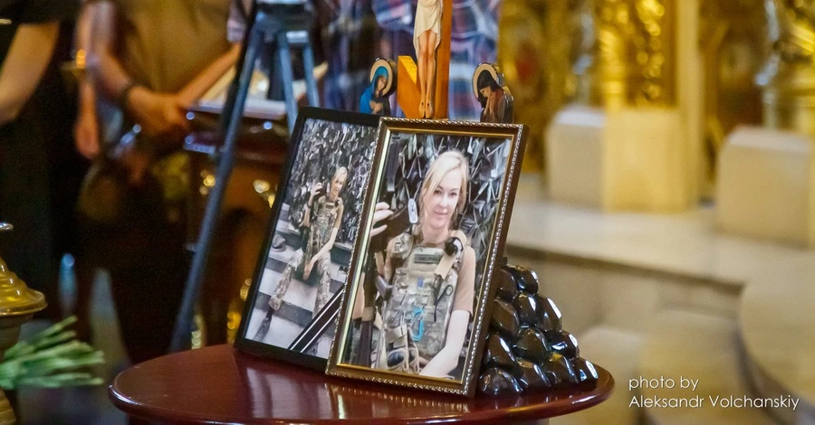У Києві поховали медика “Австрійку”, яка загинула на фронті у ДТП