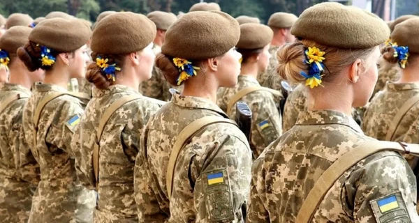 В СНБО опровергли, что украинкам вручают повестки в военкомат