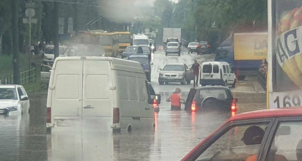 У Тернополі потужна злива затопила вулиці та валила дерева