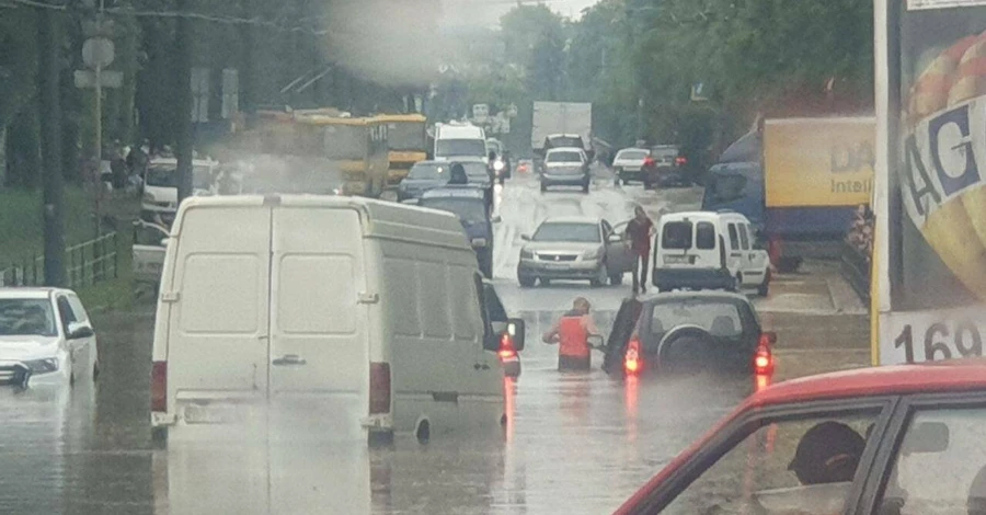 В Тернополе мощный ливень затопил улицы и валил деревья