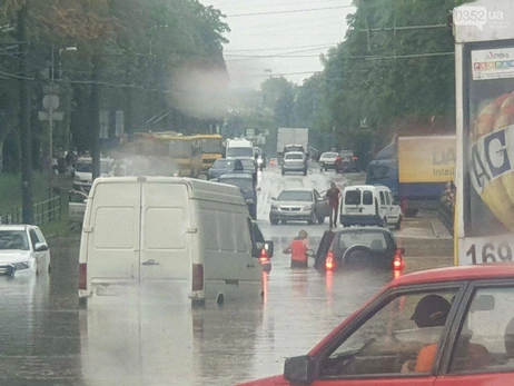 В Тернополе мощный ливень затопил улицы и валил деревья