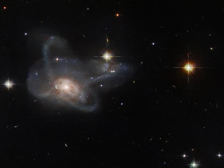 Хаббл сфотографировал необычное слияние галактик в созвездии Ориона
