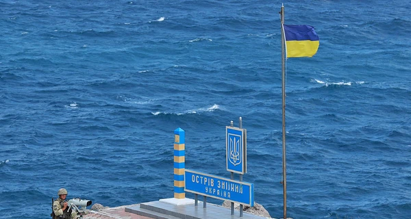 На Змеином острове подняли флаг Украины после четырех месяцев оккупации (обновлено)