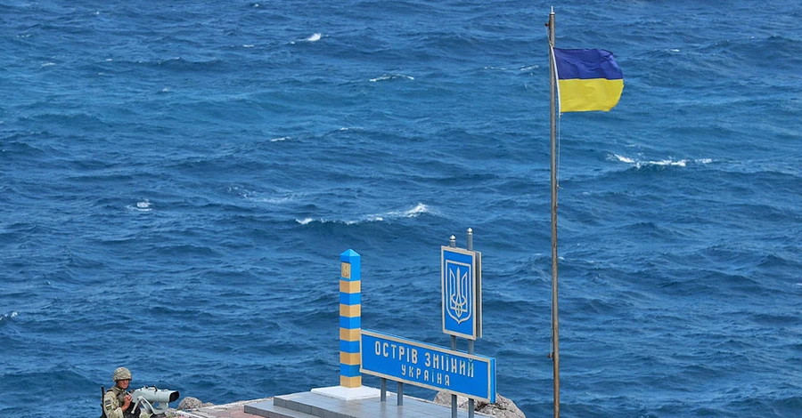 На Зміїному острові підняли прапор України після чотирьох місяців окупації (оновлено)
