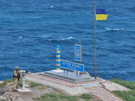 На Змеином острове подняли флаг Украины после четырех месяцев оккупации (обновлено)