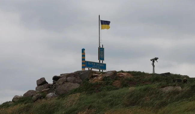 На Зміїному острові підняли прапор України