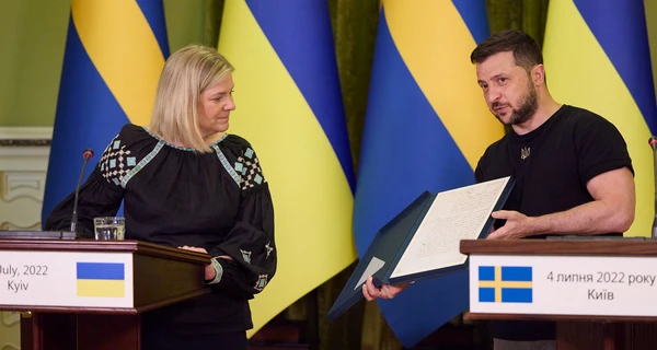 Премьер-министр Швеции пришла на встречу с Зеленским в вышиванке и с письмом от Карла XII