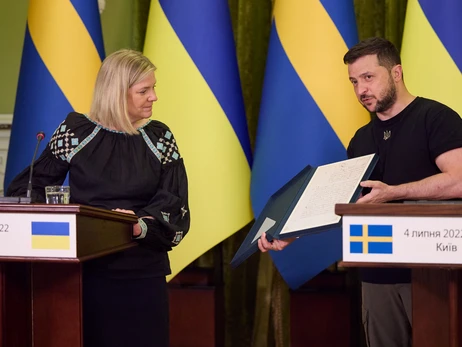 Прем'єр-міністр Швеції прийшла на зустріч з Зеленським у вишиванці та з листом від Карла ХІІ