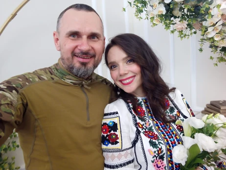 Олег Сенцов женился второй раз - невеста в вышиванке, жених в камуфляже