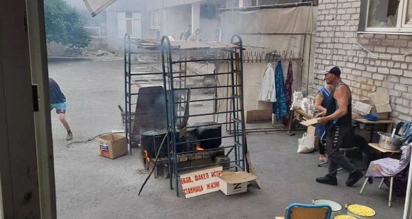 У Маріуполі дітям не вистачає їжі, готують на вулиці у жахливих умовах