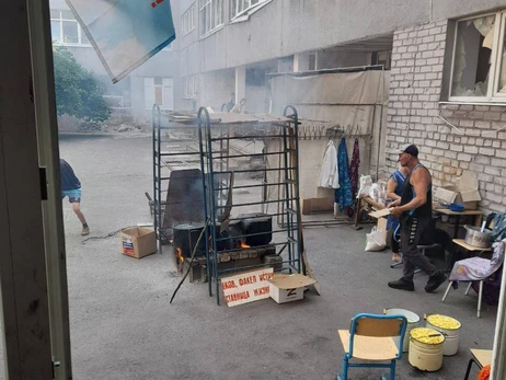 В Мариуполе детям не хватает еды, готовят на улице в ужасных условиях