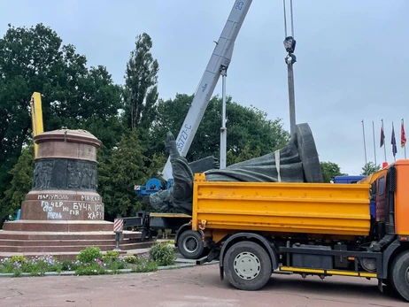  В Переяславе снесли монумент к 300-летию 