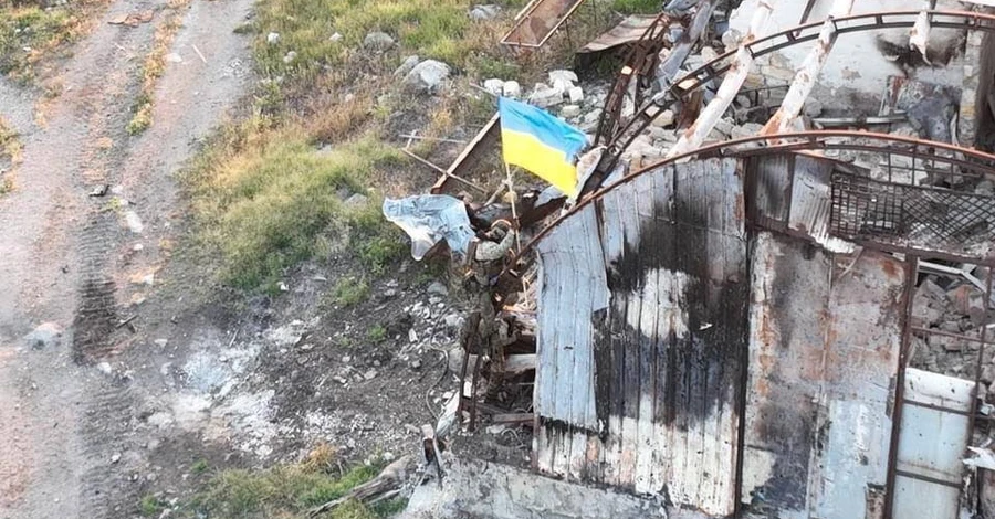 На звільненому від росіян Зміїному острові офіційно підняли прапор України  