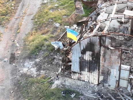 На освобожденном от россиян Змеином острове официально подняли флаг Украины