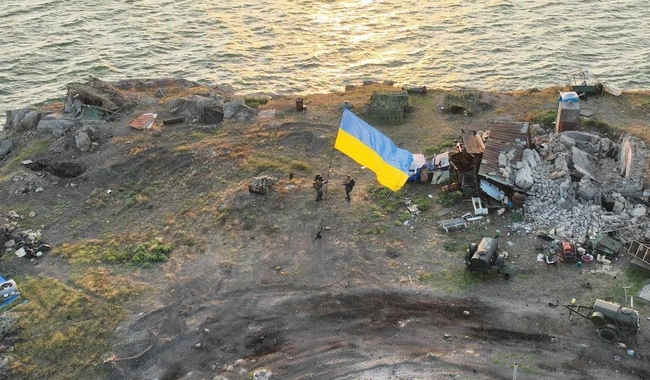 На острові Зміїний офіційно підняли прапор України
