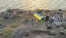 На острове Змеиный официально подняли флаг Украины