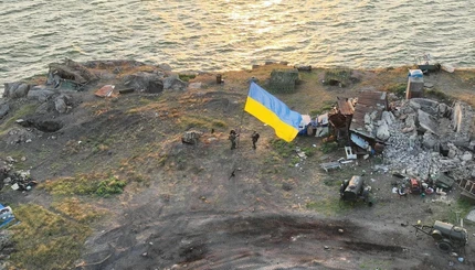 На звільненому острові Зміїний офіційно підняли прапор України