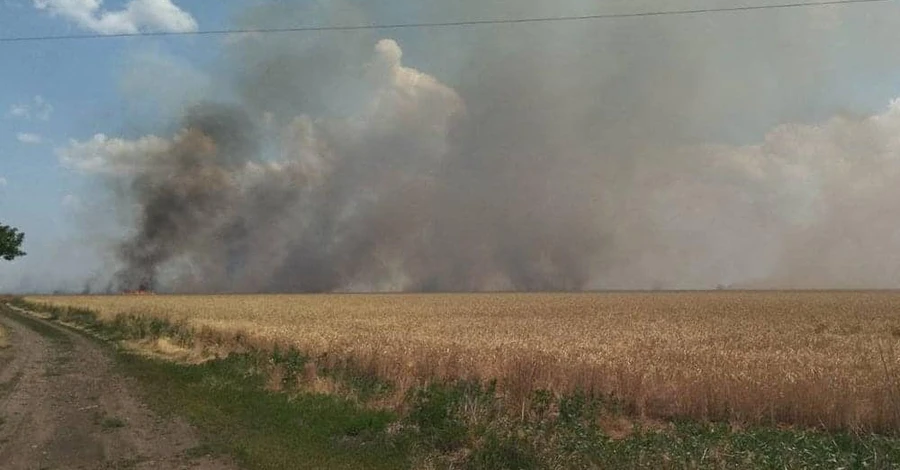 Обстріли Миколаївщини: пошкоджено залізничні станції, будинки, горіли поля та ліс