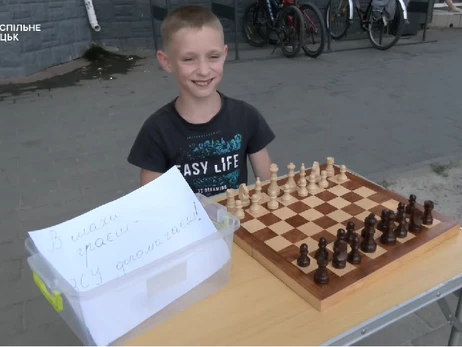 У Луцьку 8-річний хлопчик грає у шахи за гроші, щоб допомогти ЗСУ