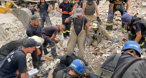 З-під завалів у Часовому Яру дістали ще одного живого чоловіка, загиблих вже 30