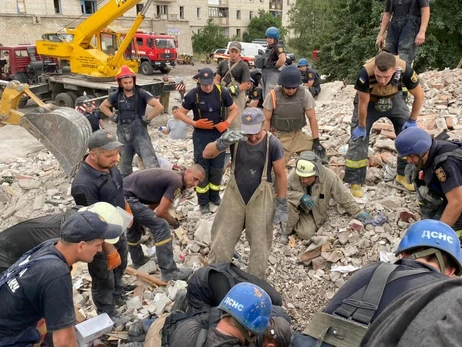 Из-под завалов в Часовом Яру достали еще одного живого, погибших уже 30