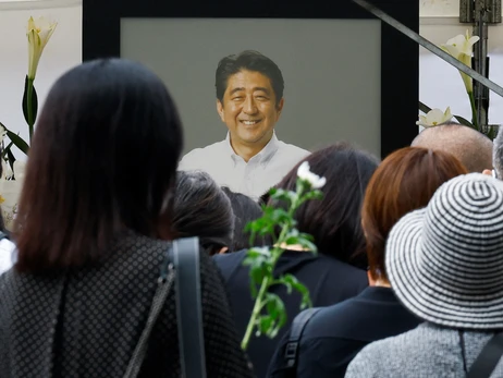 В Японии попрощались с экс-премьером Синдзо Абэ, застреленным на прошлой неделе