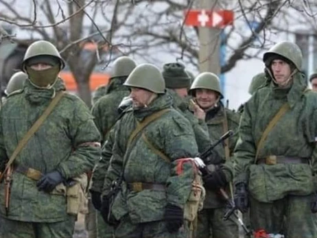 У Генічеську російські солдати ламають руки місцевим рибалкам