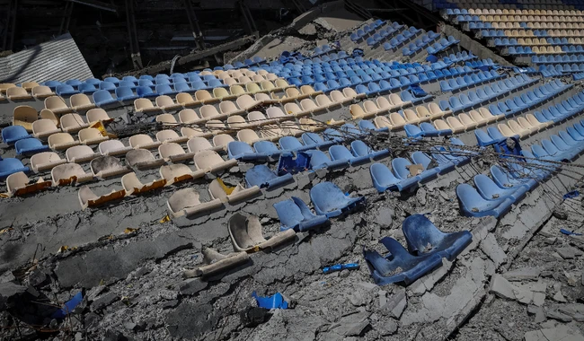 Зруйнований стадіон у Бахмуті