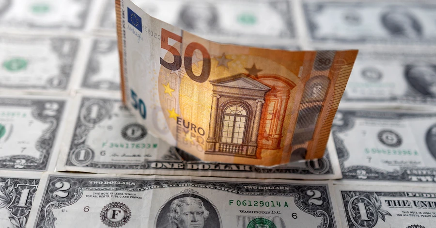 Евро упал ниже доллара впервые с 2002 года