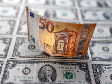 Євро впав нижче за долар вперше з 2002 року