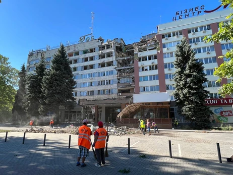 У Миколаєві знов пролунали потужні вибухи, зруйновано готель в центрі