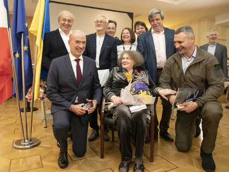Ліна Костенко вперше за довгий час з'явилася на публіці - їй вручили орден у Києві