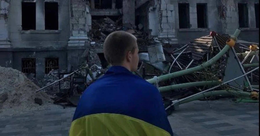  В Мариуполе юноша вышел на площадь с флагом Украины 