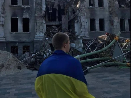  В Мариуполе юноша вышел на площадь с флагом Украины 