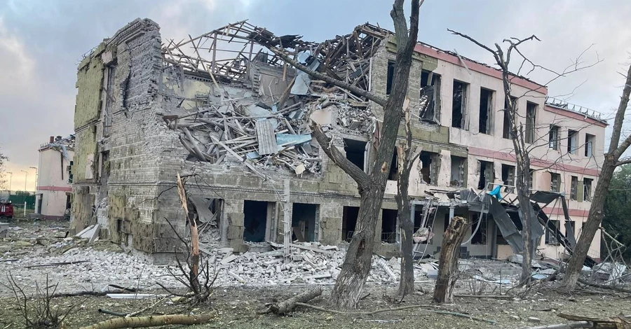 В Донецкой области враг атаковал города и разрушил две школы