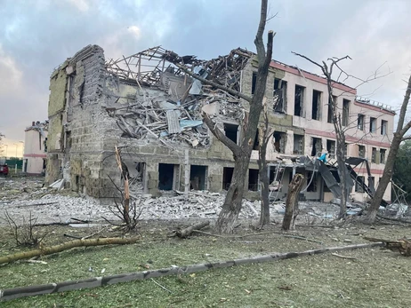 В Донецкой области враг атаковал города и разрушил две школы