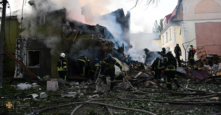 Россияне сожгли склад с тысячами тонн продуктов в Николаеве