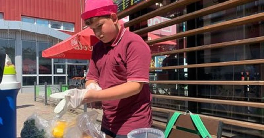 В Тернополе 12-летний переселенец готовит лимонад, чтобы помочь ВСУ