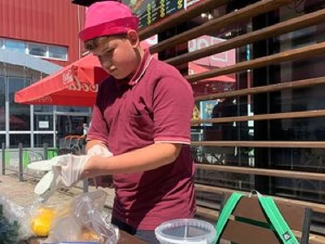 У Тернополі 12-річний переселенець готує лимонад, щоб допомогти ЗСУ