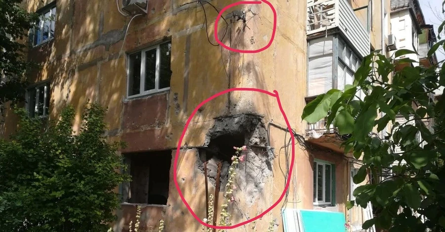 В Мариуполе оккупанты меняют окна в домах с дырявыми стенами