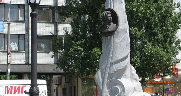 В Запорожье с центральной площади убрали бюст Пушкина